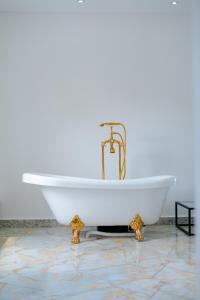 une baignoire blanche posée sur un sol dans l'établissement Villa Santorini Boutique & Hotel, à Pirenópolis