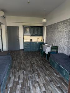 KlorakasにあるCasa Clara Apartment mit Meerblick direkt am Strandのキッチン、テーブル(テーブル付)が備わる客室です。