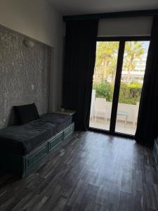 KlorakasにあるCasa Clara Apartment mit Meerblick direkt am Strandのベッドルーム1室(ベッド1台付)、大きなスライド式ガラスドアが備わります。