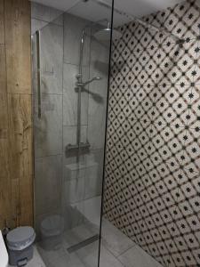 KlorakasにあるCasa Clara Apartment mit Meerblick direkt am Strandのガラス張りのシャワーとトイレ付きのバスルーム