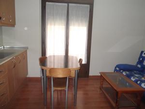 A kitchen or kitchenette at Apartamento Prado Még 9 kép