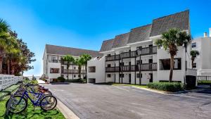 een groep fietsen geparkeerd voor een gebouw bij Beachside Condo 1 in Santa Rosa Beach