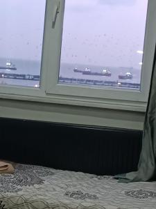 Un dormitorio con una ventana con vista al mar. en Suite Hotel, en Estambul