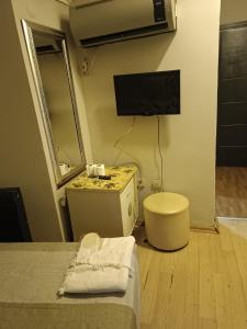 Una pequeña habitación con un lavabo y un espejo. en Suite Hotel, en Estambul