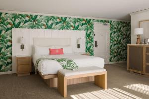 En eller flere senge i et værelse på Tommy Bahama Miramonte Resort & Spa