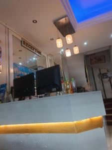 Un mostrador en un restaurante de comida rápida con una mesa. en Suite Hotel, en Estambul