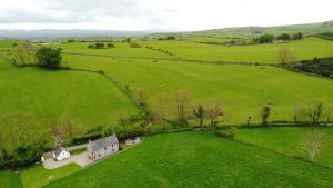 eine Luftansicht eines grünen Feldes mit einem Haus darin in der Unterkunft Whitehill Cottage in Castlewellan + 13 Fotos