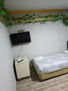 Un dormitorio con una cama y un televisor en una pared. en Suite Hotel, en Estambul 33 fotos más