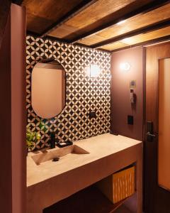 ein Badezimmer mit Waschbecken und Spiegel in der Unterkunft Adhoc Barrio Antiguo in Monterrey