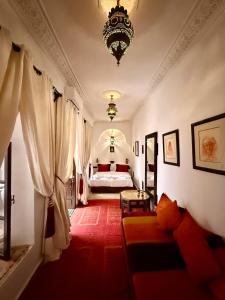 Postel nebo postele na pokoji v ubytování Riad Djemanna + 158 fotografií