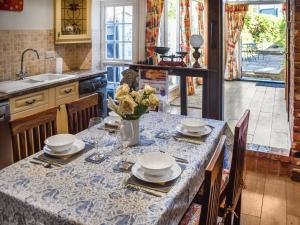 eine Küche mit einem Tisch mit Tellern und Geschirr darauf in der Unterkunft The Old Sweet Shop in Kings Lynn