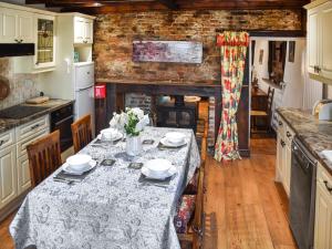 eine Küche mit einem Tisch mit einer Tischdecke darauf in der Unterkunft The Old Sweet Shop in Kings Lynn + 17 Fotos