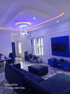 TV a/nebo společenská místnost v ubytování Bethel Lagos 3bed bungalow