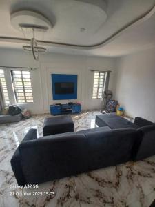 TV a/nebo společenská místnost v ubytování Bethel Lagos 3bed bungalow