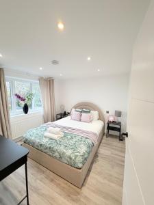 ein Schlafzimmer mit einem Bett und einem Fenster in der Unterkunft Bright Modern Apartment in Northfield