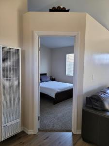 Postel nebo postele na pokoji v ubytování Comfy, independent 1 bedroom guest suite in Orcutt