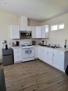 Kuchyň nebo kuchyňský kout v ubytování Comfy, independent 1 bedroom guest suite in Orcutt + 7 fotografií