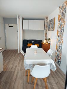 Posezení v ubytování Appartement face au lac et à deux pas de l'océan + 14 fotografií