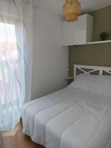 Postel nebo postele na pokoji v ubytování Appartement face au lac et à deux pas de l'océan