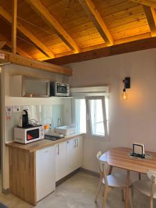 Kuchyň nebo kuchyňský kout v ubytování APARTAMENTOS SAN JUAN de GAZTELUGATXE