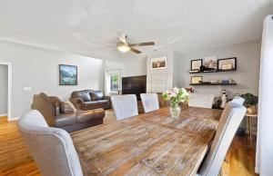 Μια τηλεόραση ή/και κέντρο ψυχαγωγίας στο Stylish Jackson Retreat Close to Trails and Town