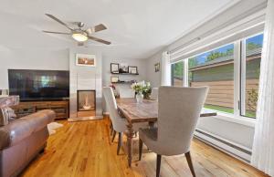 Μια τηλεόραση ή/και κέντρο ψυχαγωγίας στο Stylish Jackson Retreat Close to Trails and Town