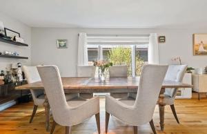 Χώρος καθιστικού στο Stylish Jackson Retreat Close to Trails and Town