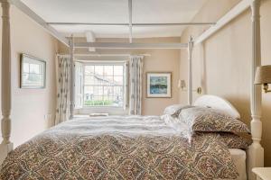 a bedroom with a bed and a window at Old Bell House - Spacious Period Home in the Heart of Somerton in Somerton