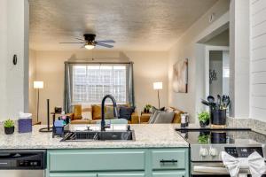 Kuchyň nebo kuchyňský kout v ubytování 4 Mi to Fort Sill Modern Home with Private Yard