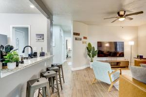 TV a/nebo společenská místnost v ubytování 4 Mi to Fort Sill Modern Home with Private Yard