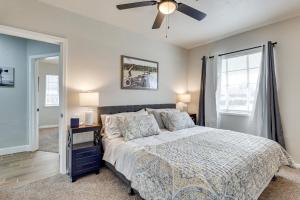 Postel nebo postele na pokoji v ubytování 4 Mi to Fort Sill Modern Home with Private Yard