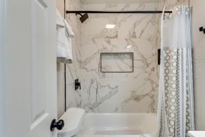 Koupelna v ubytování 4 Mi to Fort Sill Modern Home with Private Yard + 16 fotografií