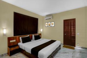 un dormitorio con una cama grande en una habitación en Hotel O Blu View, en Aguada 22 fotos más