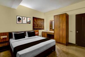 Un dormitorio con una cama grande y un baño. en Hotel O Blu View, en Aguada