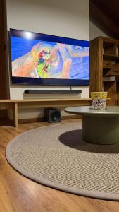 een woonkamer met een grote flatscreen-tv bij Mirador de Punta Corona in Borrastre