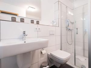 Koupelna v ubytování Holiday apartment in Olpenitz with sauna + 14 fotografií