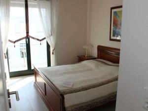 a bedroom with a bed and a large window at One-bedroom apartment in Sassnitz