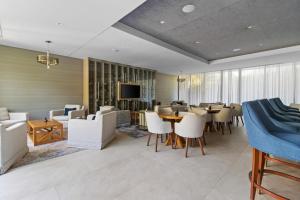 Posezení v ubytování Your Quiet Corner with Pool and Relaxing Spaces