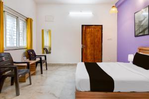 Postel nebo postele na pokoji v ubytování Hotel O Cosmopolis Bhubaneswar Formerly Luxury Stay