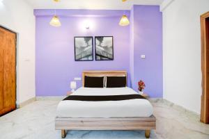 Postel nebo postele na pokoji v ubytování Hotel O Cosmopolis Bhubaneswar Formerly Luxury Stay