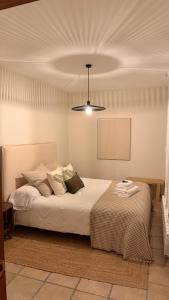 een slaapkamer met een groot bed met een plafond bij Mirador de Punta Corona in Borrastre