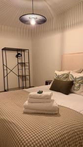 een slaapkamer met een bed met handdoeken erop bij Mirador de Punta Corona in Borrastre