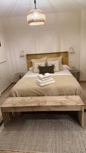 een slaapkamer met een bed met daarop een laptop bij Mirador de Punta Corona in Borrastre +36 foto's