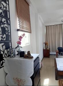 une pièce avec une table avec une nappe blanche dans l'établissement Rian Rest, à Gangodawila