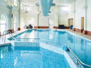 Πισίνα στο ή κοντά στο Mercure Haydock Hotel