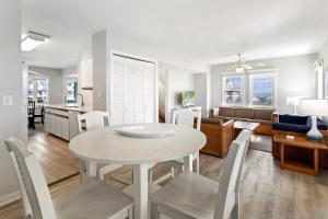 eine Küche und ein Wohnzimmer mit Tisch und Stühlen in der Unterkunft CAC-21A - Turtle in Buxton