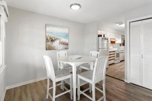 eine Küche und ein Esszimmer mit einem weißen Tisch und Stühlen in der Unterkunft CAC-21A - Turtle in Buxton