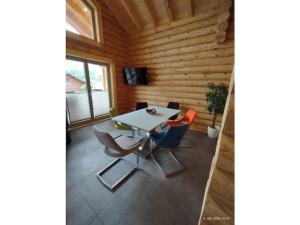 une salle à manger avec une table et des chaises dans une cabine dans l'établissement Holiday home in Rieden with swimming pool, à Rieden