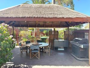 SmithfieldにあるGuest suite in Elizabeth Northのパティオ(グリル、テーブル、椅子付)