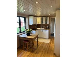 Η κουζίνα ή μικρή κουζίνα στο Holiday apartment in Schaalby with terrace